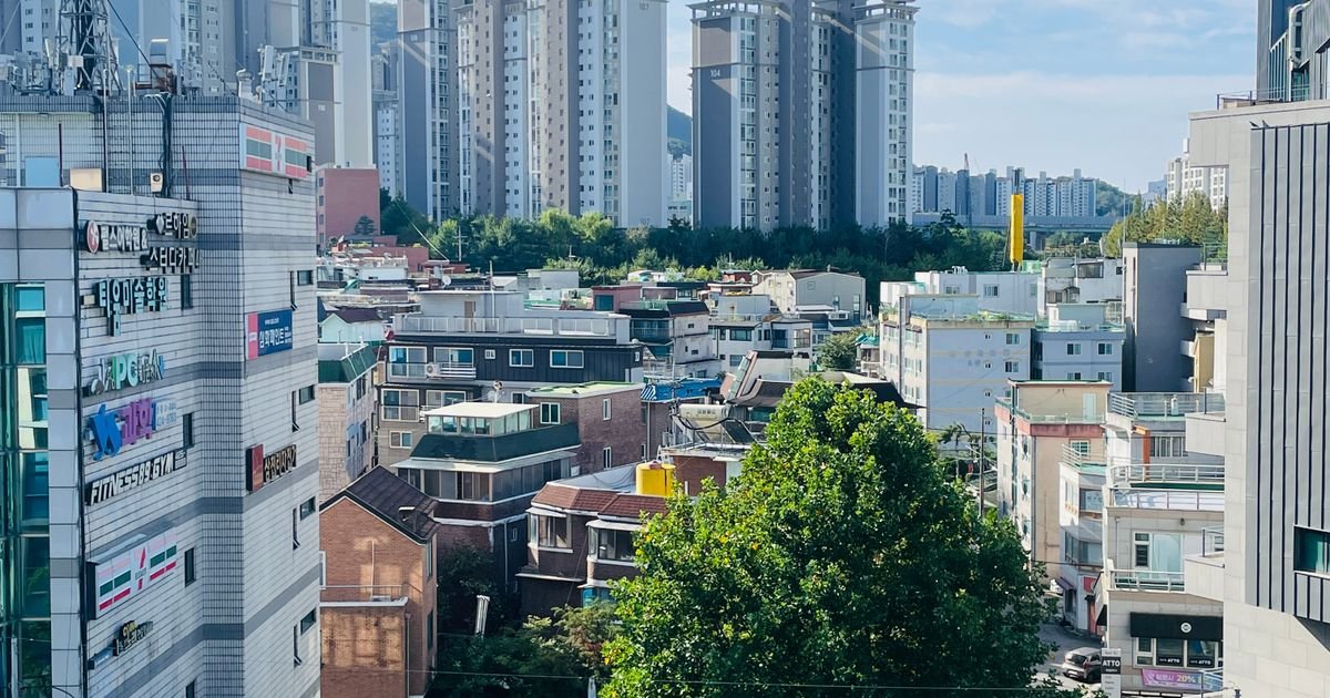 서울 외곽 저층 주거지 뒤편으로 늘어선 아파트 단지 전경