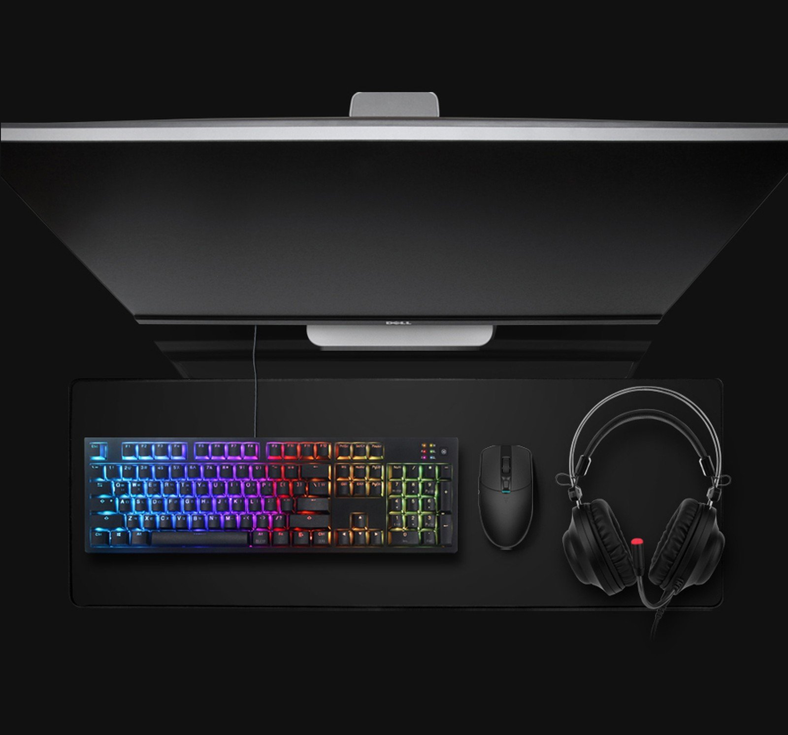 앱코 HACKER N550 ENC 게이밍 헤드셋을 모니터, RGB 게이밍 키보드, 마우스와 함께 배치한 데스크 셋업