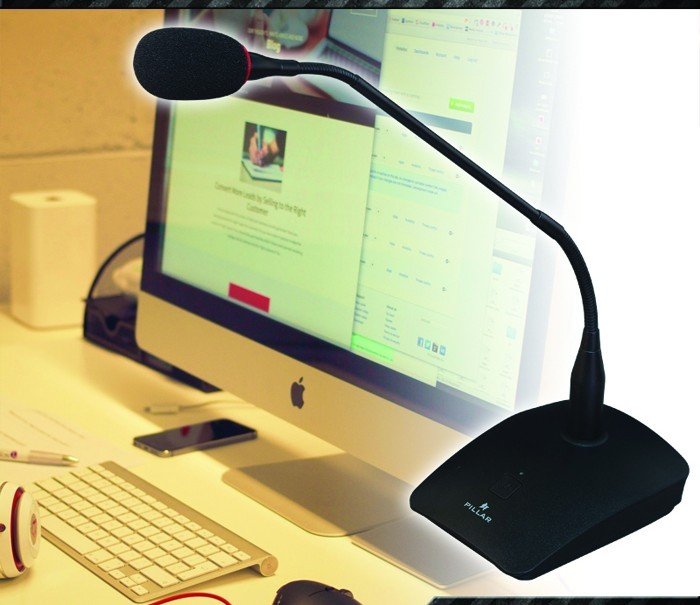 책상 위 모니터 앞에 놓인 CM-7010 USB Premium 구즈넥 마이크
